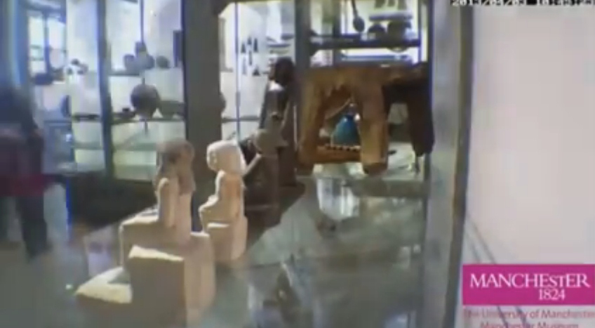 Египетская статуя в музее сама поворачивается по кругу (видео)