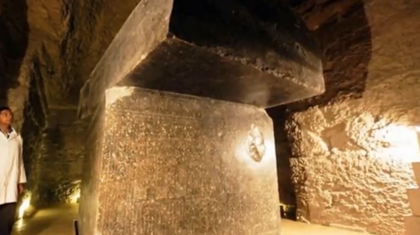 Гигантские подземные мегалиты вблизи комплекса пирамид