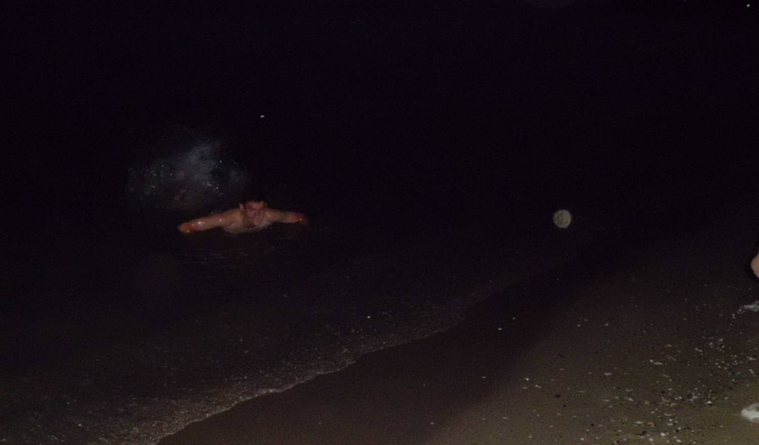 На Одесском пляже засняли призрак женщины с ребенком