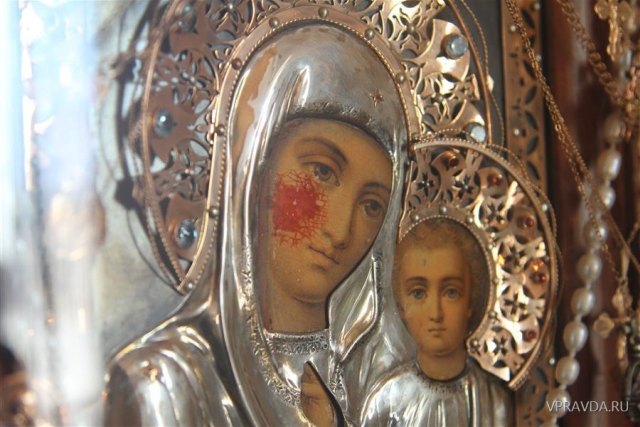 В Волгограде икона с кровавым пятном лечит больных