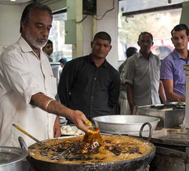 Индийскому повару не страшно кипящее масло