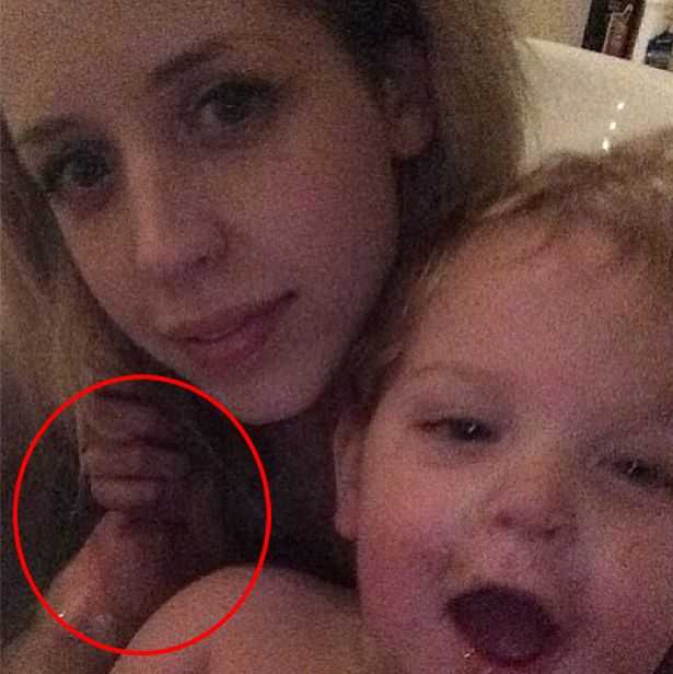 Рука привидения появилась на фото матери и младенца