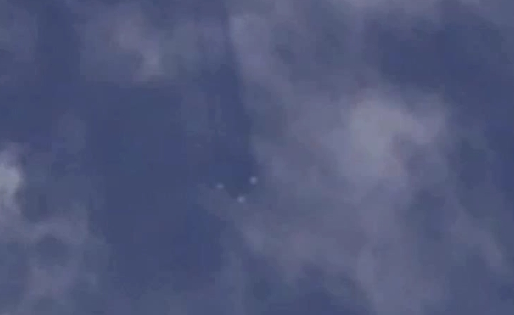 Флотилия сверхзвуковых НЛО прорезает облака