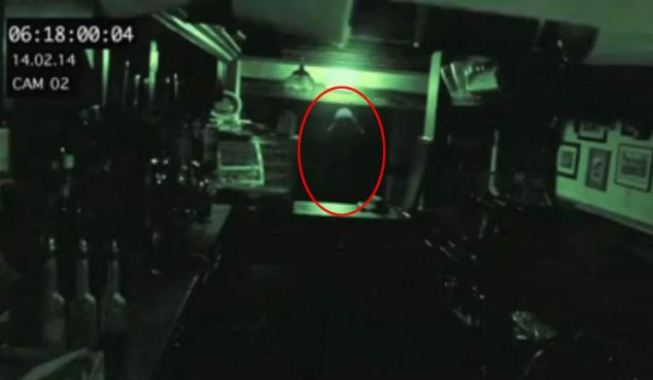 Камера наблюдения одного из старейших пабов Британии «поймала» призрака