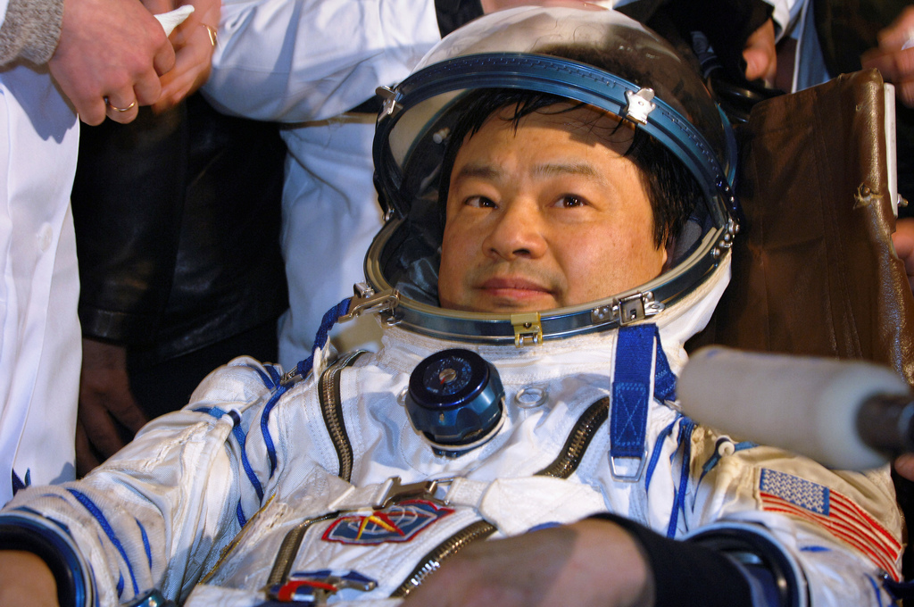 Астронавт Лерой Чиао видел рядом с МКС странные огни