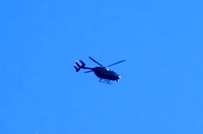 Очевидцы сняли в небе странный вертолет, летящий с остановившимся винтом