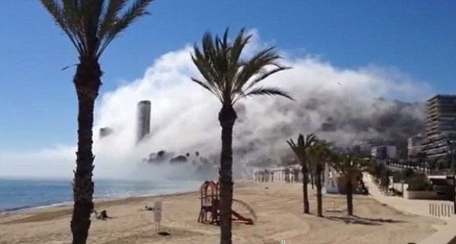 Огромное странное облако накрыло испанский пляж