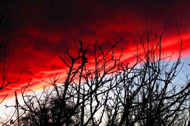 Над Иссык-Кулем засняли кровавое облако и наблюдали НЛО