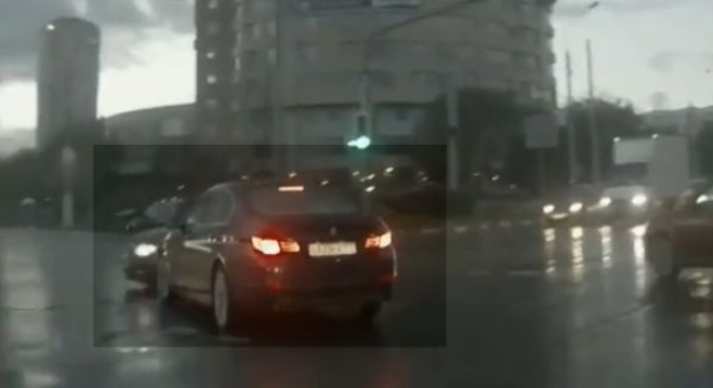 Автомобиль вынырнул из ниоткуда: Странный случай заснял видеорегистратор