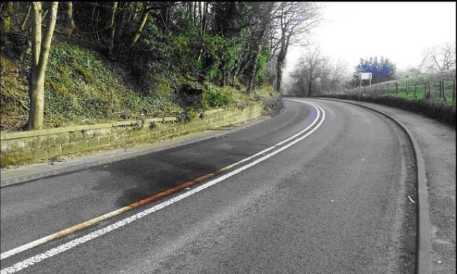 Кровавое пятно выступило на дороге в графстве Стаффордшир, Великобритания