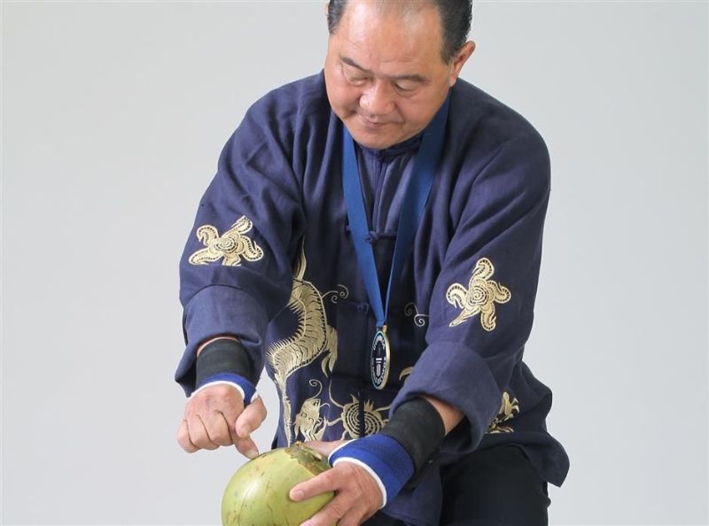 Мастер кунг-фу Хо Энь Ху может пробить кокосовый орех пальцем