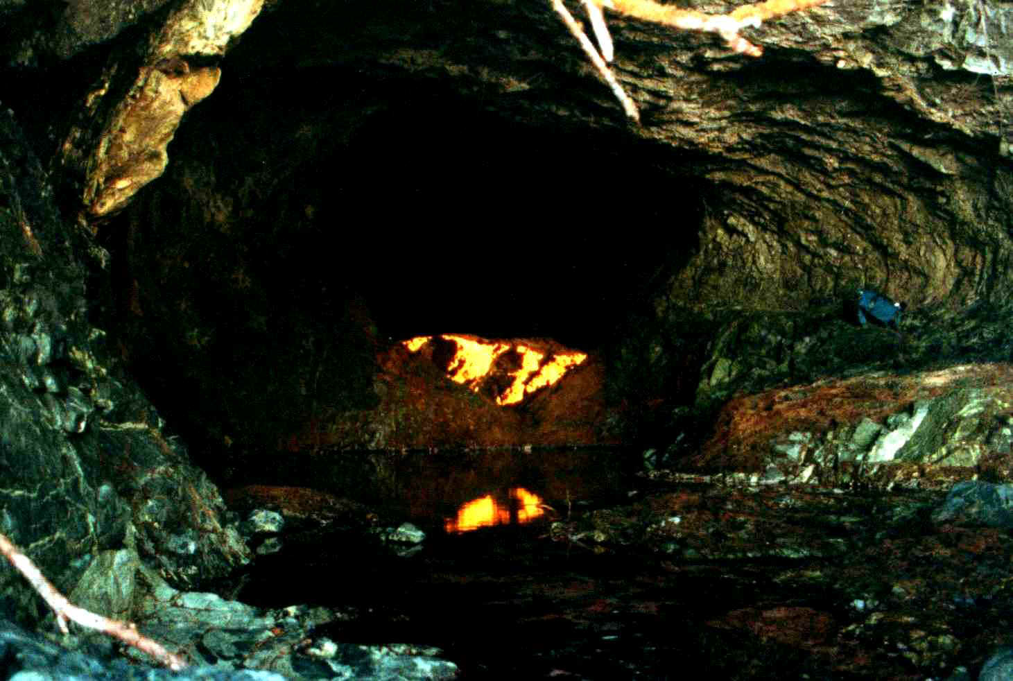 Золотоискатель нашел пещеру с искусственным тоннелем и...пропал без вести.