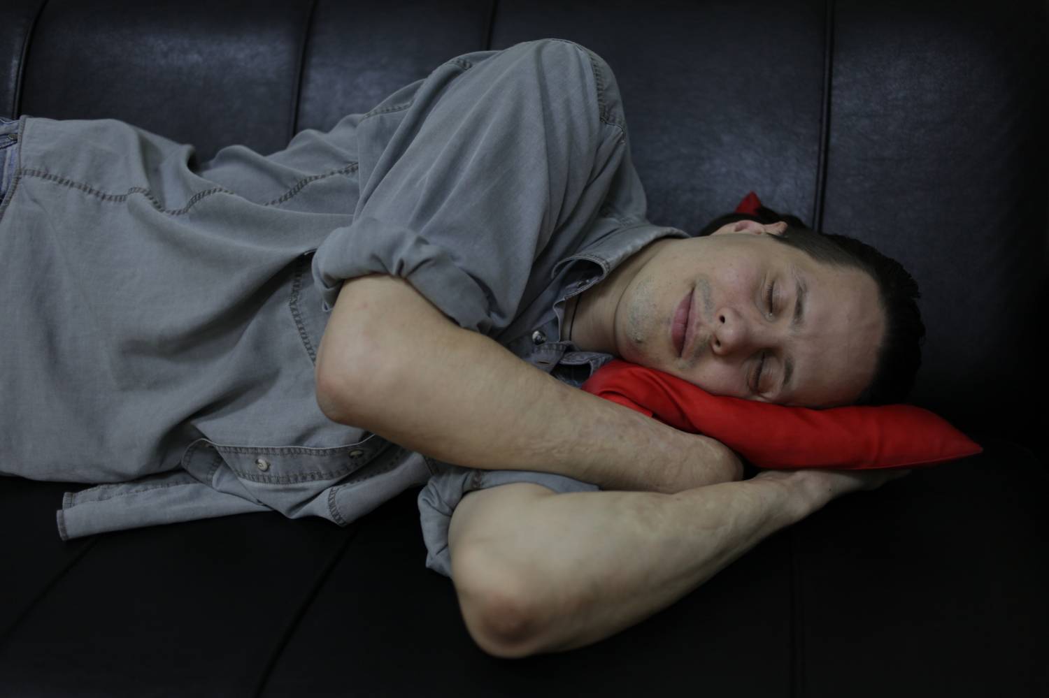 Феномен сонного паралича защищает людей во сне от самих себя