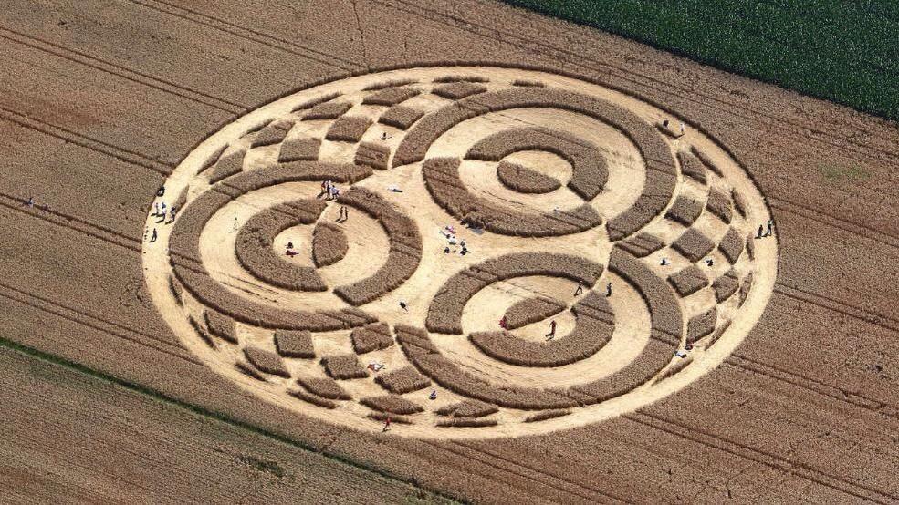 Таинственные круги на поле в Баварии привлекают тысячи посетителей