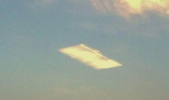 Прямоугольное облако в небе Великобритании