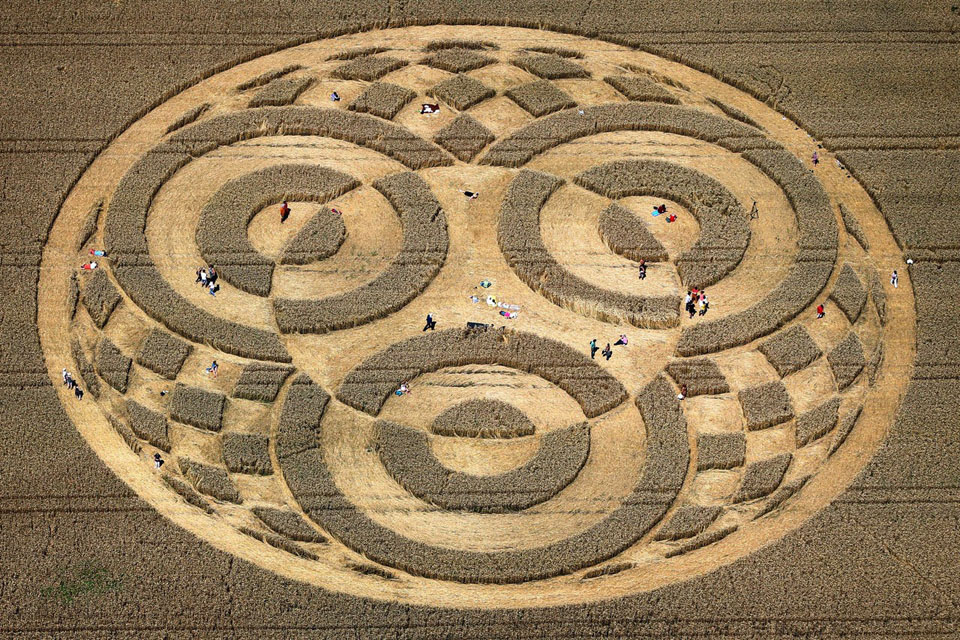 Таинственные круги на поле в Баварии привлекают тысячи посетителей