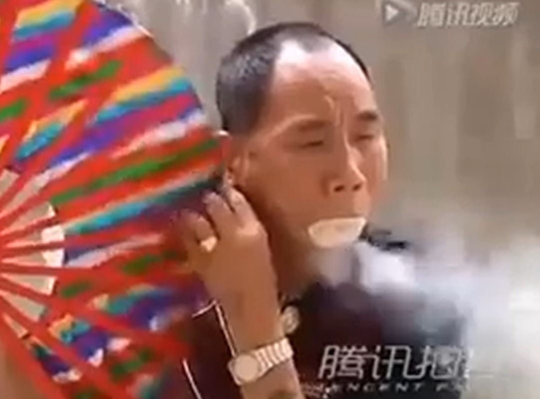 Мастер кунг-фу поджигает дыханием опилки во рту
