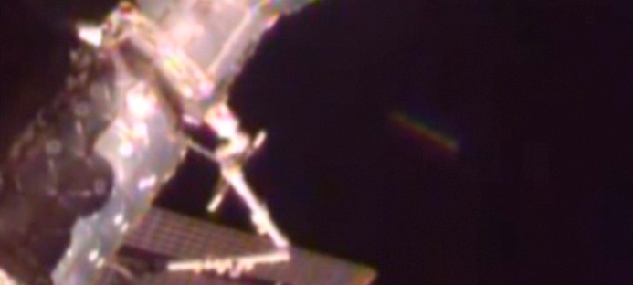 Сигарообразный НЛО наблюдал за орбитальной станцией
