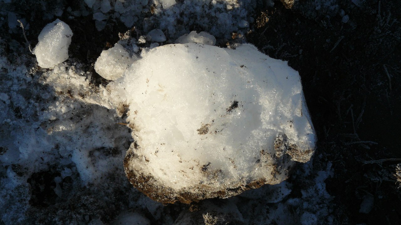 Во двор жителя Тверской области упала ледяная глыба