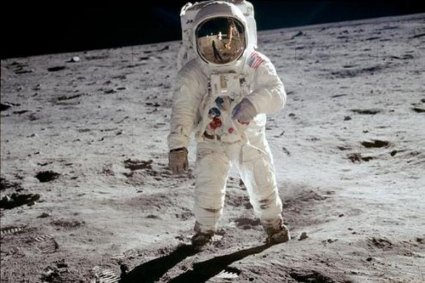 астронавт на луне