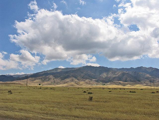 Вид на предгорья Киргизского Алтау со стороны Акыртаса