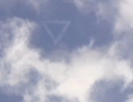В небе над Францией засняли облачный треугольник
