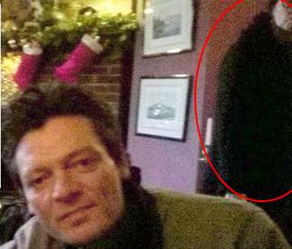 Призрак женщины в черном пальто появился на фото в английском пабе