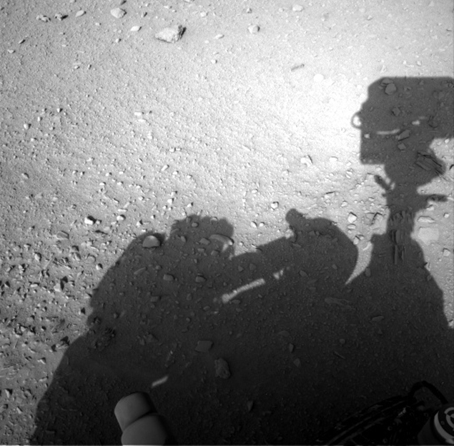 Рядом с марсианским роботом «Curiosity» увидели тень человека