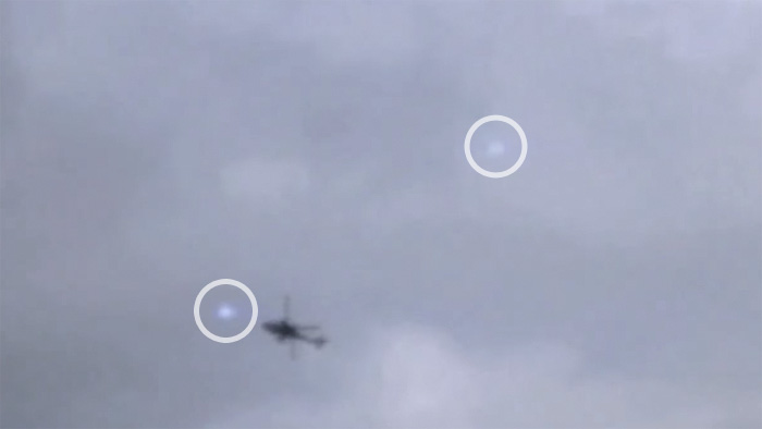 Британец снял на видео вертолет, окруженный белыми вспышками