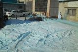 В Челябинске жителей напугал голубой снег. Причину аномалии ищут