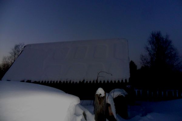 На крыше дома в Кировской области отпечатались странные следы