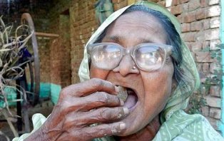 В Индии 80-летняя старушка каждый день съедает килограмм песка