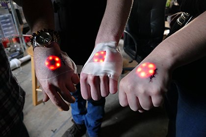 Биохакеры вживили себе под кожу имплантаты со светодиодами