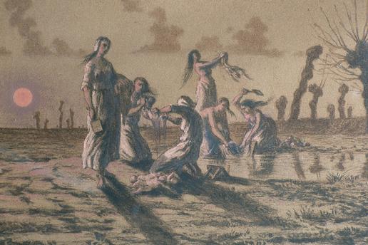 Женщина стирает в реке