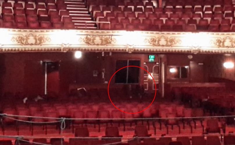 В британском театре сфотографировали двух призраков в зрительном зале