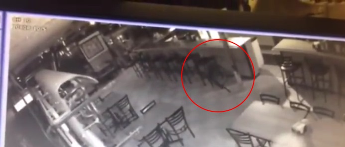 Камеры наблюдения сняли явления полтергейста в калифорнийском баре-ресторане