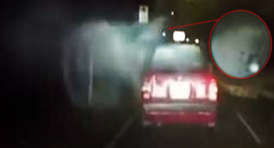 На видеорегистратор засняли как загадочный туманный призрак атаковал машину такси