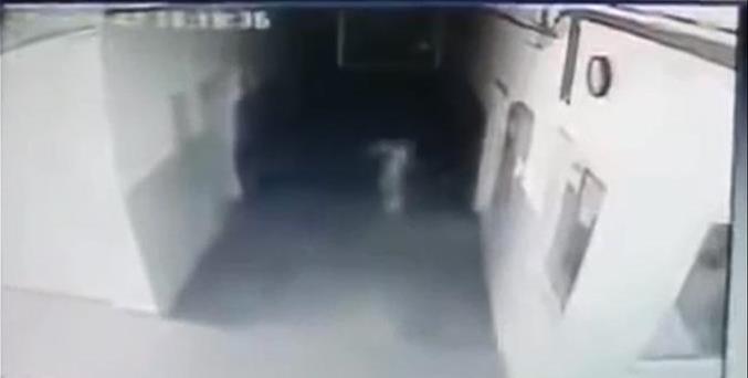 На камеру видеонаблюдения в полицейском участке попала призрачная фигура человека
