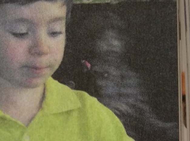 В Молдове на странице учебника обнаружили попавшего на фото призрака мальчика