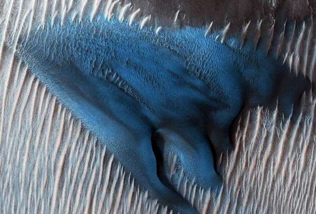 NASA опубликовало фотографию необычных голубых дюн Марса