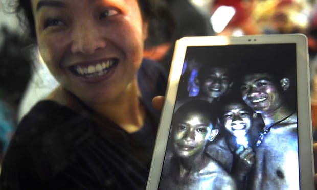 Чудо в Таиланде: Пропавших в пещере 12 детей и их тренера нашли живыми
