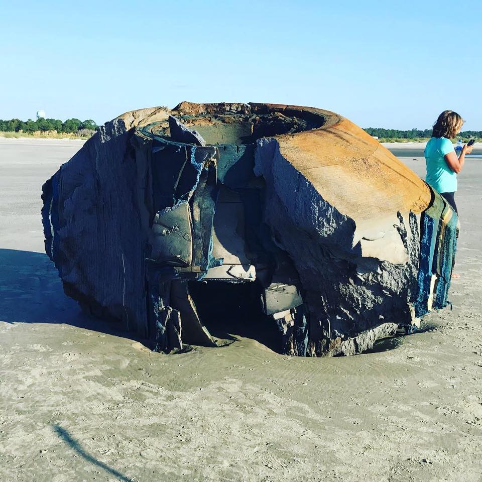 На берег Южной Каролины выбросило загадочный крупный объект