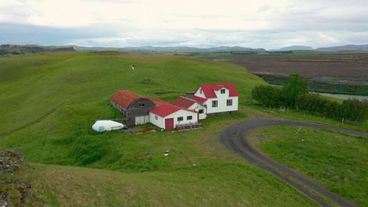 На ферме в Исландии, построенной на Холме Эльфов, творятся странные вещи