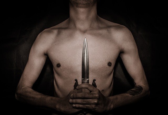 Житель Филиппин год прожил с большим лезвием ножа в груди