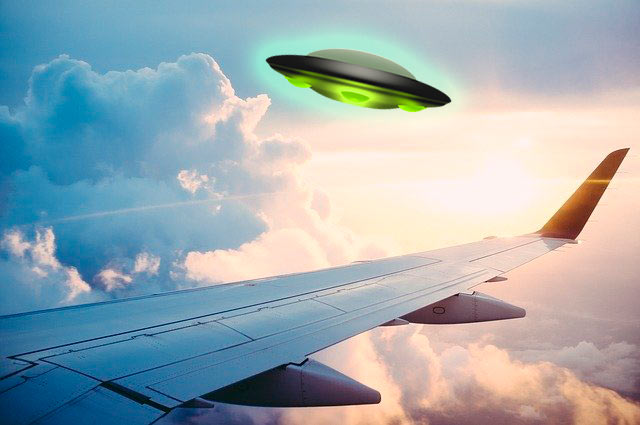 Два пилота увидели яркий зеленый НЛО над Канадой