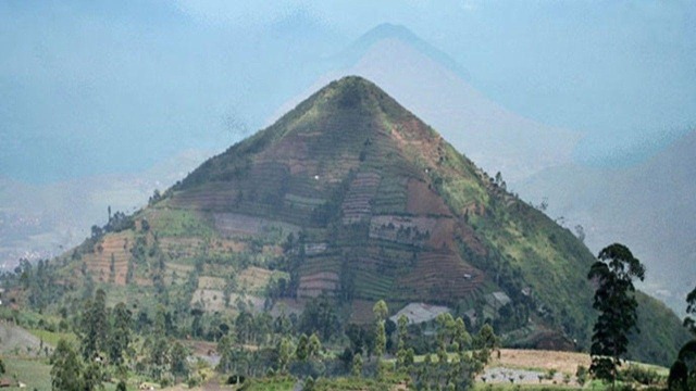 Садахурип - потенциально древнейшая пирамида Земли в Индонезии
