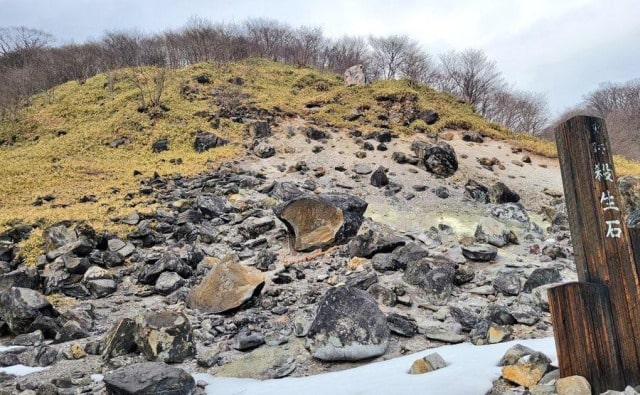 Тысячелетний японский «Камень смерти» раскололся надвое и запертый внутри него Демон Хаоса освободился