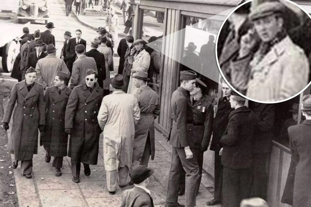 Человек с мобильным телефоном на фото 1943 года
