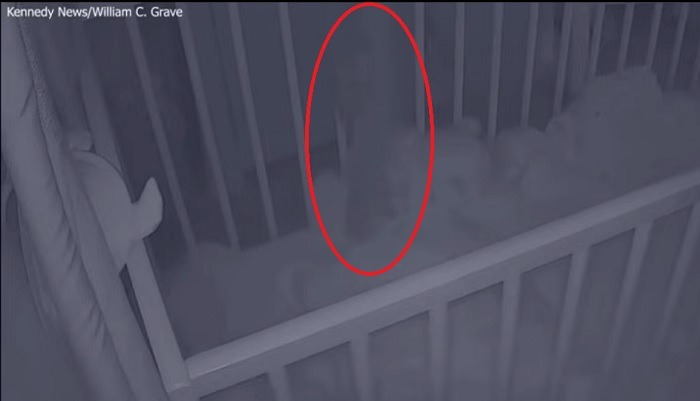 Рука призрака коснулась ребенка в кроватке