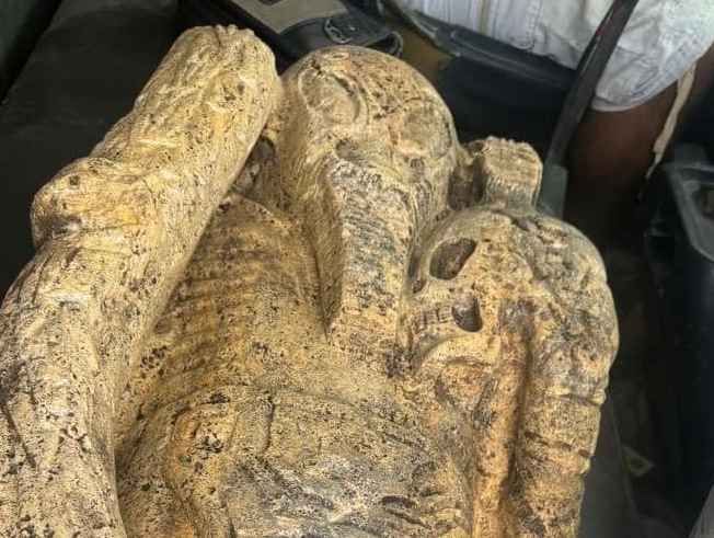Каменная статуя нечеловеческого существа с «инопланетными глазами» найдена в Мексике при расчистке канала